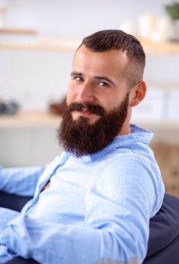 Genç işadamı koltukta oturuyor.