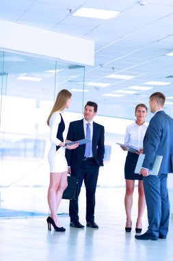 Başarılı iş takım ayakta Office gülümseyen