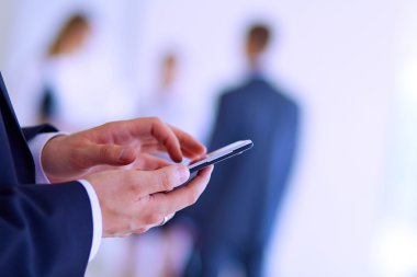 arka planda meslektaşları ile Office genç işadamı portresi