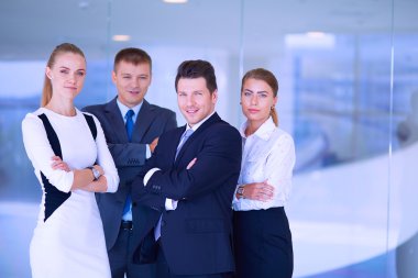 Başarılı iş takım ayakta Office gülümseyen