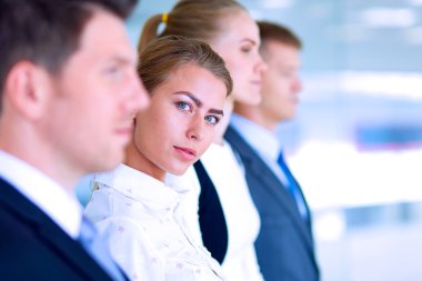 Başarılı iş takım ayakta Office gülümseyen