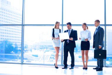 Başarılı iş takım ayakta Office gülümseyen