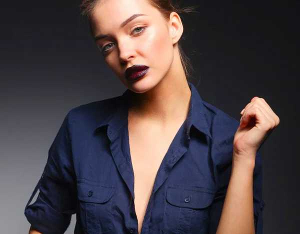 Retrato de belo rosto de mulher jovem. Isolado em fundo preto — Fotografia de Stock