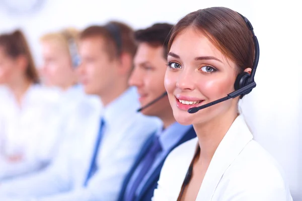 Atractivo Sonriendo jóvenes empresarios positivos y colegas en una oficina de call center — Foto de Stock