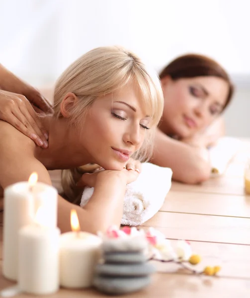 Dos mujeres hermosas jóvenes relajándose y disfrutando en el centro de spa — Foto de Stock