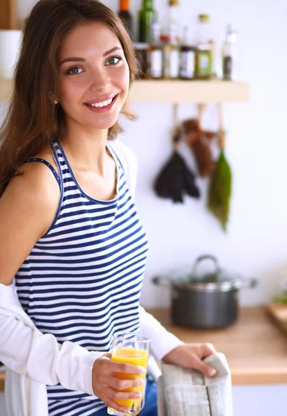 Porträt einer hübschen Frau im Glas mit leckerem Saft — Stockfoto