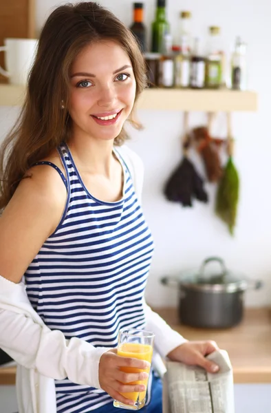 Porträtt av en vacker kvinna som håller glas med välsmakande juice — Stockfoto