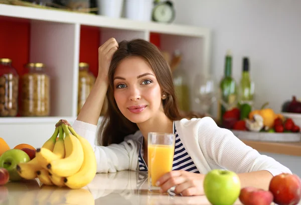 Ritratto di una bella donna che tiene un bicchiere con succo saporito — Foto Stock