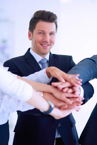 Mensen uit het bedrijfsleven met hun handen samen in een cirkel — Stockfoto