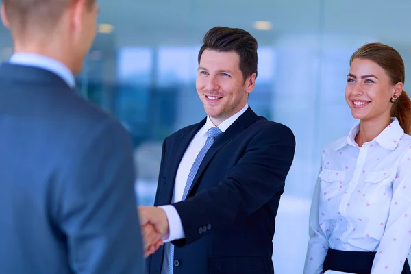 Dos hombres de negocios exitosos estrechándose la mano entre sí —  Fotos de Stock