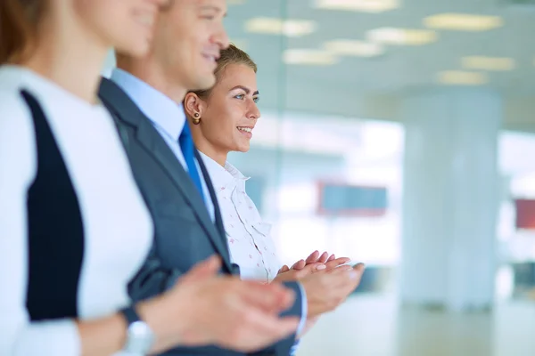 Gli uomini d'affari sorridenti applaudono una buona presentazione in ufficio — Foto Stock