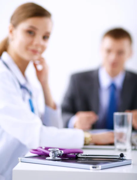 Équipe médicale assise à la table de l'hôpital moderne — Photo