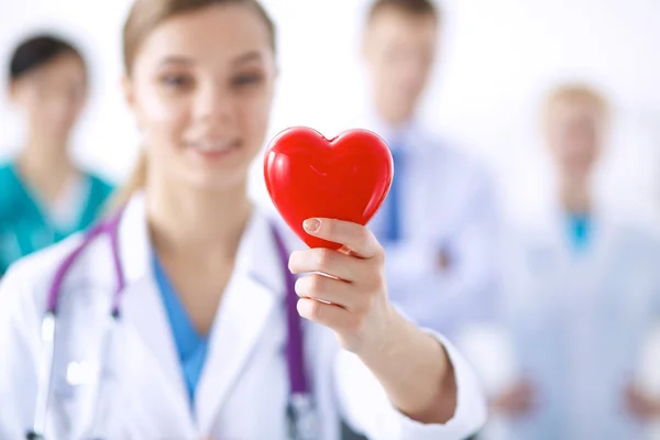 Médica com estetoscópio segurando coração — Fotografia de Stock