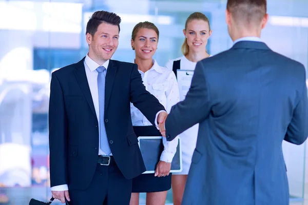 Dos hombres de negocios exitosos estrechándose la mano entre sí — Foto de Stock