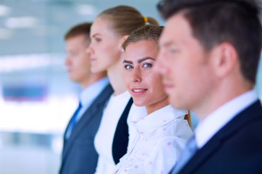 Başarılı iş takım ayakta Office gülümseyen