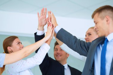 İş adamları kendi elleriyle birlikte bir daire içinde