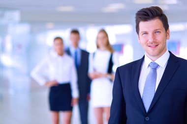 Başarılı iş takım ayakta Office gülümseyen