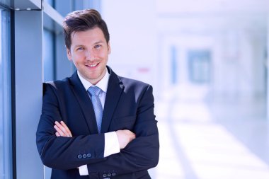 Ofisteki pencerenin yanında duran işadamının portresi