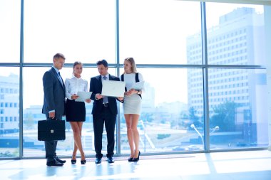 Modern ofis genç iş adamları git