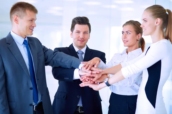 İş adamları kendi elleriyle birlikte bir daire içinde