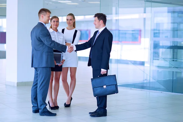 Zwei erfolgreiche Geschäftsleute schütteln einander die Hand — Stockfoto