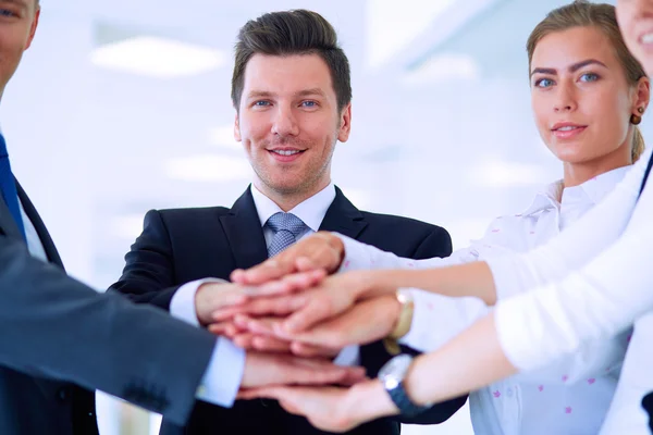 Gente de negocios con las manos juntas en un círculo — Foto de Stock