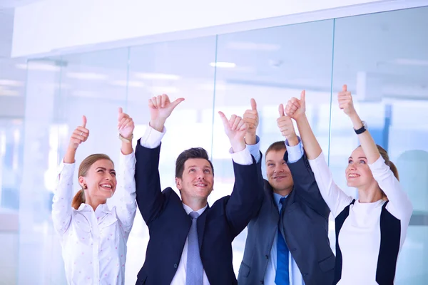 Equipe de negócios feliz mostrando polegares no escritório — Fotografia de Stock
