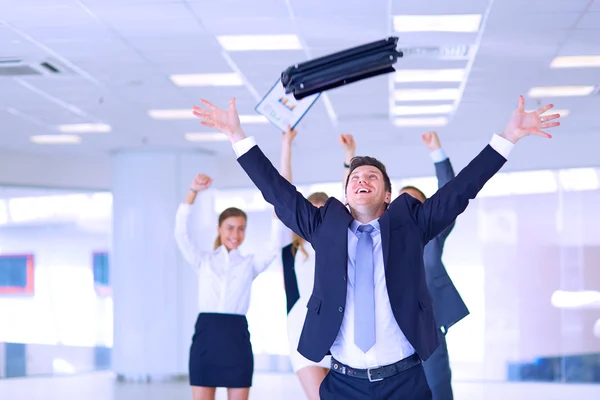 Equipo de negocios celebrando un triunfo con los brazos en alto —  Fotos de Stock