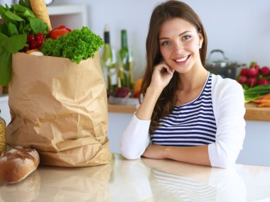 Mutfak evde oturan genç kadın