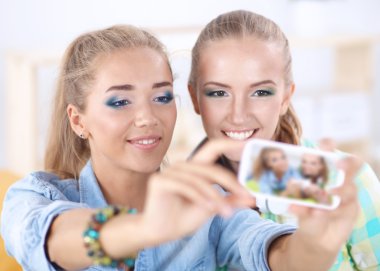 iki kız telefonda evde fotoğraf çekme