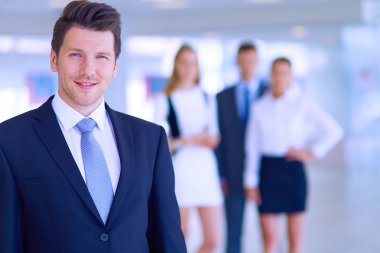 arka planda meslektaşları ile Office genç işadamı portresi