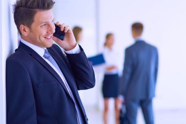 arka planda meslektaşları ile Office genç işadamı portresi