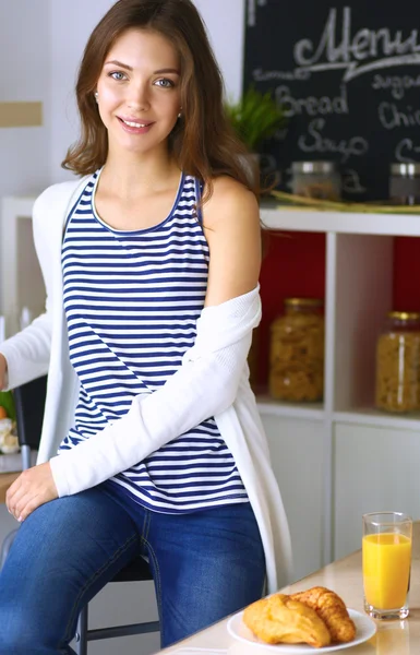 Porträtt av en vacker kvinna som håller glas med välsmakande juice — Stockfoto