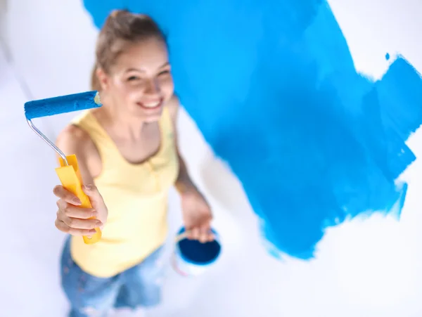 Hermosa joven mujer haciendo pintura de pared —  Fotos de Stock