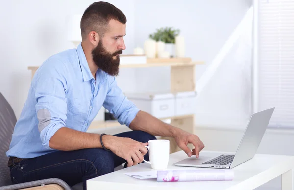 Jeune homme d'affaires assis sur une chaise dans le bureau — Photo