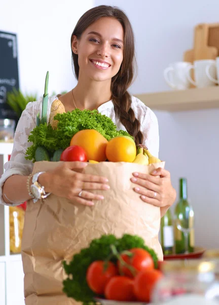 Νέα γυναίκα που κρατά την τσάντα αγορών παντοπωλείων με λαχανικά και φρούτα — Φωτογραφία Αρχείου