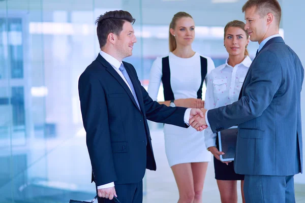 Imagen completa de dos exitosos hombres de negocios estrechándose la mano entre sí —  Fotos de Stock