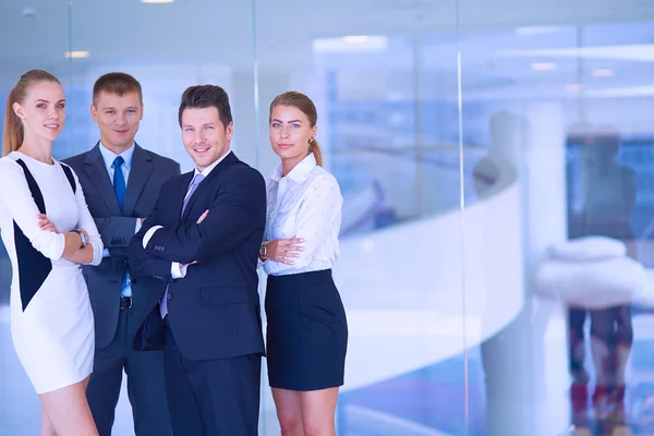 Glimlachend succesvol bedrijf team staande in office — Stockfoto
