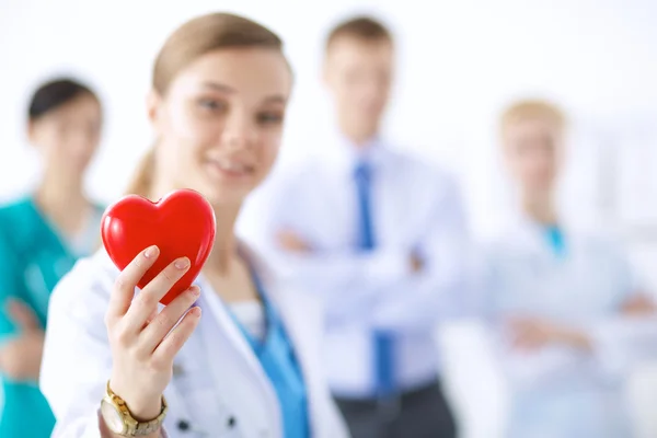 Doctora con estetoscopio que sostiene el corazón — Foto de Stock