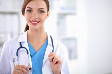 kadın doktor pencere duruyor 