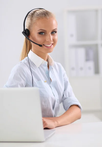 Retrato de primer plano de un agente de servicio al cliente sentado en la oficina — Foto de Stock