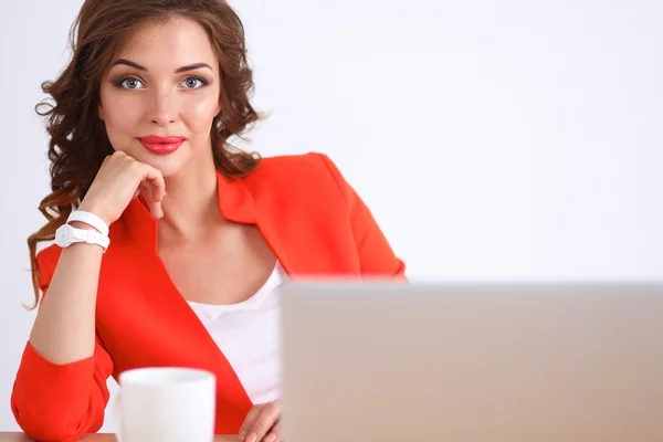 Belle femme assise au bureau, travaillant avec un ordinateur portable — Photo