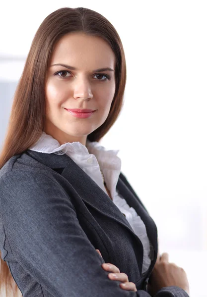 Portrait of business woman standing with crossed arms in office — Stock Photo, Image