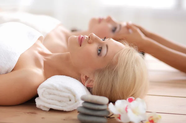 Twee jonge mooie vrouwen ontspannen en genieten van op het spa center — Stockfoto