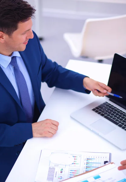 Pessoas de negócios que trabalham com laptop em um escritório — Fotografia de Stock