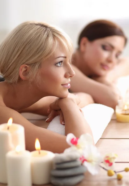 Две молодые красивые женщины расслабляются и наслаждаются в спа-центре — стоковое фото