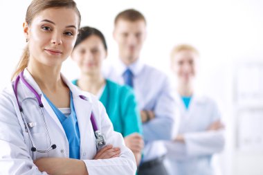 Tıp grubunun önünde çekici bir kadın doktor.