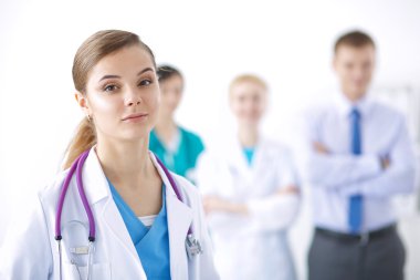 Tıp grubunun önünde çekici bir kadın doktor.