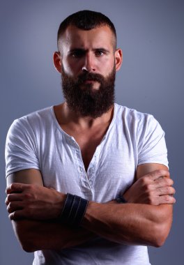 ayakta, gri arka plan üzerinde izole yakışıklı sakallı adam portresi