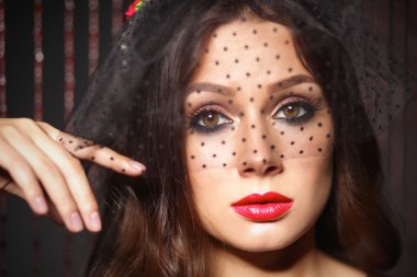 güzel genç kadın yüz portresi. koyu arka plan üzerinde izole